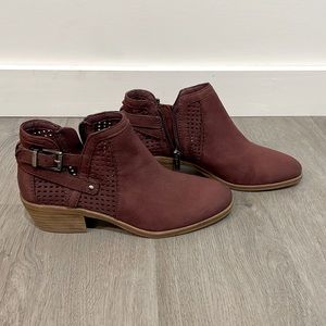 Vince Camuto burgundy suede ankle boot. Size 8. NWT